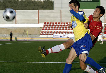 Guerra en una acción ante el Cádiz CF (PACO AYALA) Guerra en una acción ante el Cádiz CF (PACO AYALA)