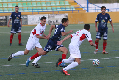 Dos jugadores del Guadix persiguen a un rival (J. HURTADO)