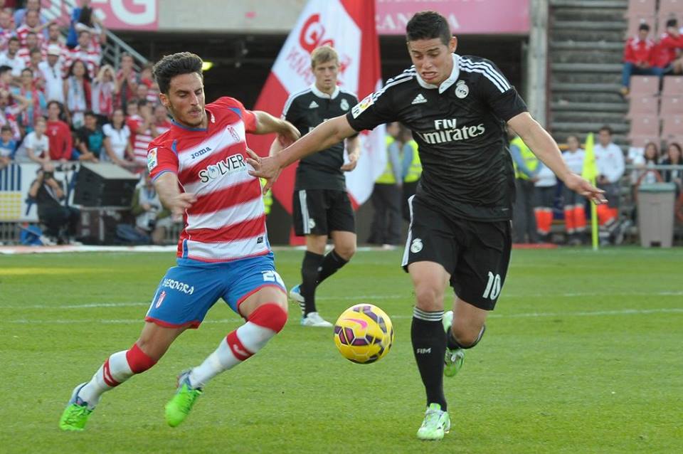 Juan Carlos pugna por un balón con James en el último partido. (BALDOMERO)
