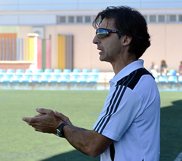 Adriñan Dezotti aplauda a sus jugadores (LÁZARO)