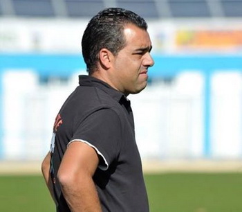 Germán Crespo sigue un encuentro desde la banda (BALDOMERO)