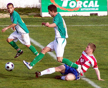 Vicente en una acción con dos jugadores del Antequera (GRJ) Vicente en una acción con dos jugadores del Antequera (GRJ)