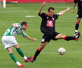 Javi Suárez intenta despejar ante el bético Diego Segura (GRJ) Javi Suárez intenta despejar ante el bético Diego Segura (GRJ)