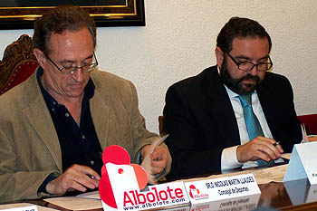 Nicolás Martín y Rafael Rojano firman el acuerdo de colaboración Nicolás Martín y Rafael Rojano firman el acuerdo de colaboración