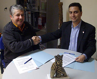 Rafael Rivero con Roberto Casares en la firma del convenio
