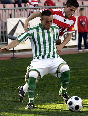 Israel con un jugador verdiblanco (PACO AYALA) Israel con un jugador verdiblanco (PACO AYALA)