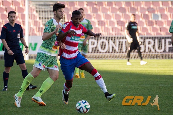 Un jugador rojiblanco protege la bola ante la presión de un defensor rival (J. M. ROMERO)