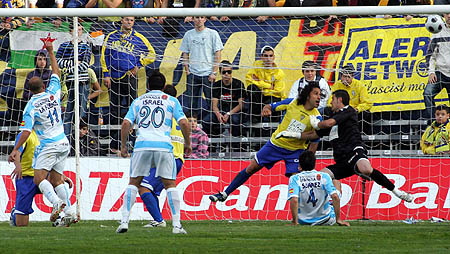 Lafuente marca tras aprovechar un rechace del guardameta Casilla (CADIZCF.COM) Lafuente marca tras aprovechar un rechace del guardameta Casilla (CADIZCF.COM)