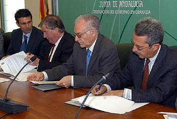 Un momento de la firma del convenico con Cetursa Un momento de la firma del convenico con Cetursa