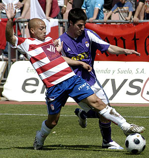 Lafuente controla ante un jugador jienense (PACO AYALA) Lafuente controla ante un jugador jienense (PACO AYALA)