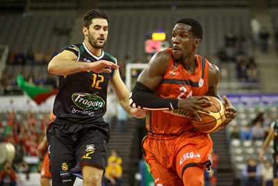 Sufrido triunfo del Coviran ante el líder de la LEB Plata (VICENTE CARVAJAL)