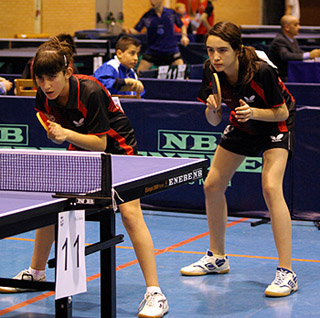Laura Ramírez junto a Celia García del CajaGranada Laura Ramírez junto a Celia García del CajaGranada