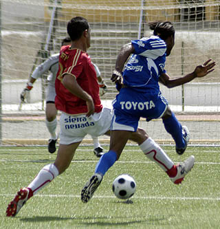 Elvis marcó para el Ceuta el gol de la victoria (PACO AYALA) Elvis marcó para el Ceuta el gol de la victoria (PACO AYALA)