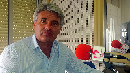 Luis Navarro durante la entrevista en los estudios de Radio Albolote (GRJ)