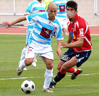Ander Lafuente intenta irse de un jugador del Roquetas (L. O.) Ander Lafuente intenta irse de un jugador del Roquetas (L. O.)