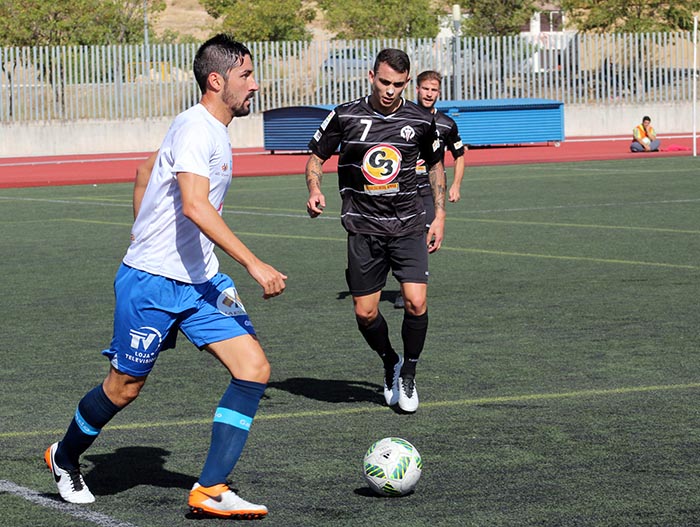 Seco avanza con el balón ante el visitante Salvi (CASTILLO)