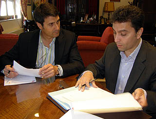 Pedro Fernández, alcalde de Baza, junto a Roberto Casares Pedro Fernández, alcalde de Baza, junto a Roberto Casares