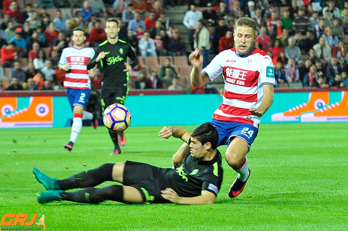 Kravets en una acción ante el conjunto asturiano (JOSÉ M. BALDOMERO)