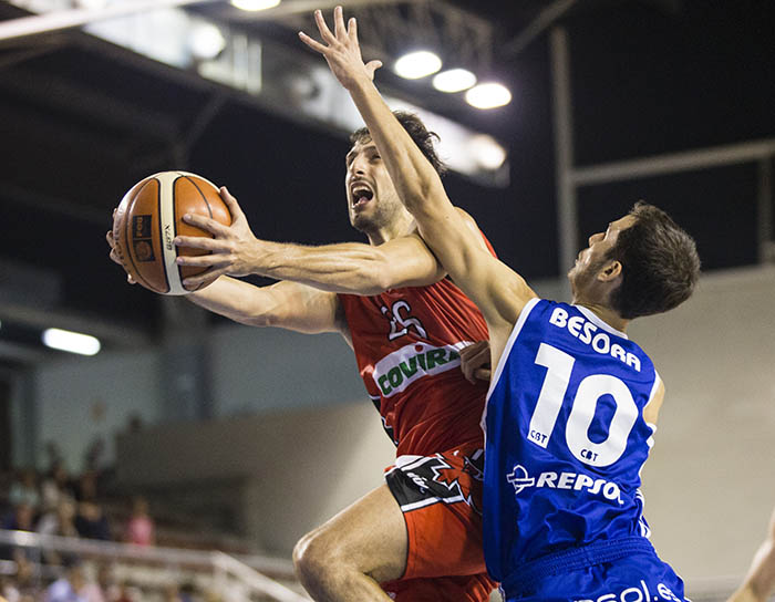 Carlos De Cobos entra a la canasta del CB Tarragona (PHOTOGRAPHERSSPORTS)