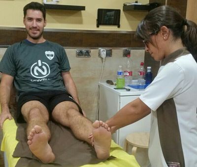 Uno de los jugadores peligreños recibiendo tratamiento 