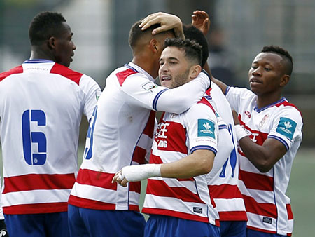 Los jugadores del filial celebran un tanto ante la Balona (GCF)