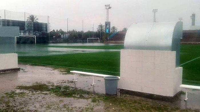 Estado del terreno de juego de la Federación de Málaga que obligó a la suspensión (CASTILLO)