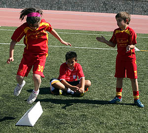 Los pequeños practicaron deporte en forma de juego Los pequeños practicaron deporte en forma de juego