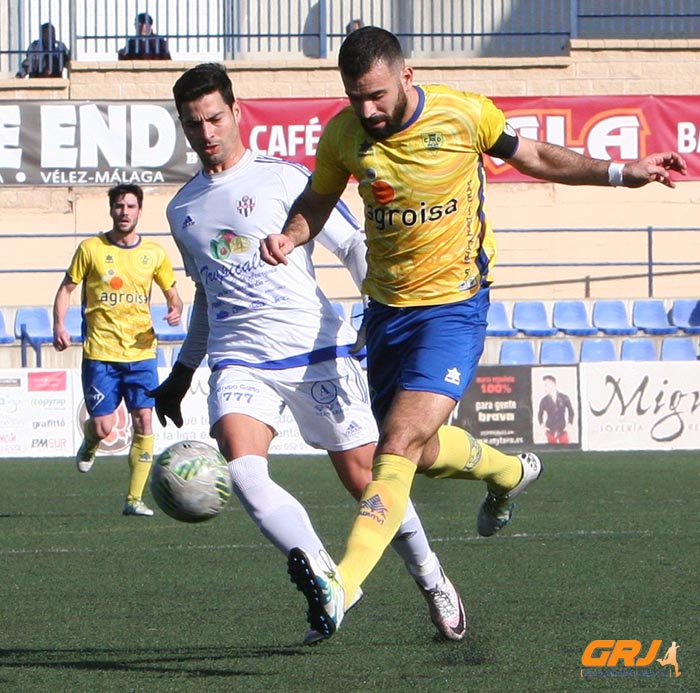 Importante victoria del CD Huétor Tájar en Vélez (JESÚS HURTADO)