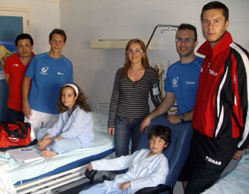 Los jugadores del CajaGranada visitaron el Hospital bastetano Los jugadores del CajaGranada visitaron el Hospital bastetano
