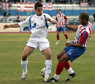Pereira presiona a un jugador de la UD Marbella Pereira presiona a un jugador de la UD Marbella