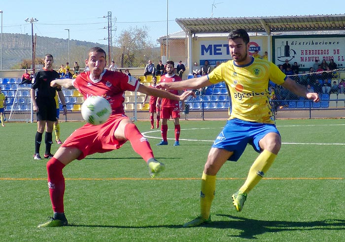 Manu Daza en una jugada ante el CD Rincón (PACO CASTILLO)