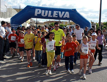 Paquillo Fernández junto a los participantes de la prueba atarfeña Paquillo Fernández junto a los participantes de la prueba atarfeña