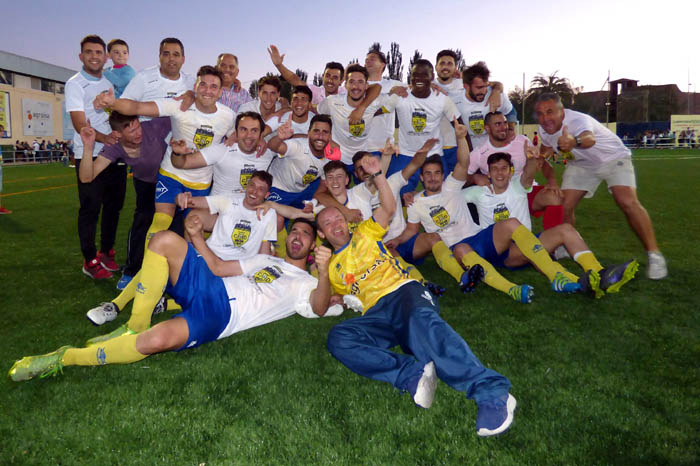Los panciverdes celebraron la clasificación para jugar por el ascenso (CASTILLO)