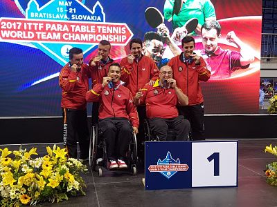 La Selección española celebra su medalla 