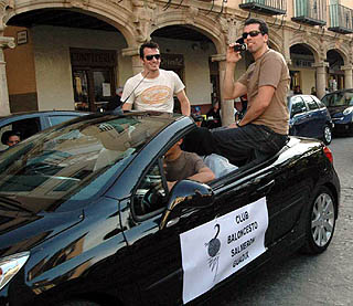 Los jugadors a su llegada al Ayuntamiento de Guadix (GRJ) Los jugadors a su llegada al Ayuntamiento de Guadix (GRJ)