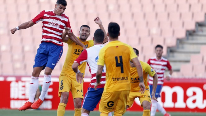 Lance del juego en el encuentro que enfrentó al filial y el UCAM (GRANADA CF)