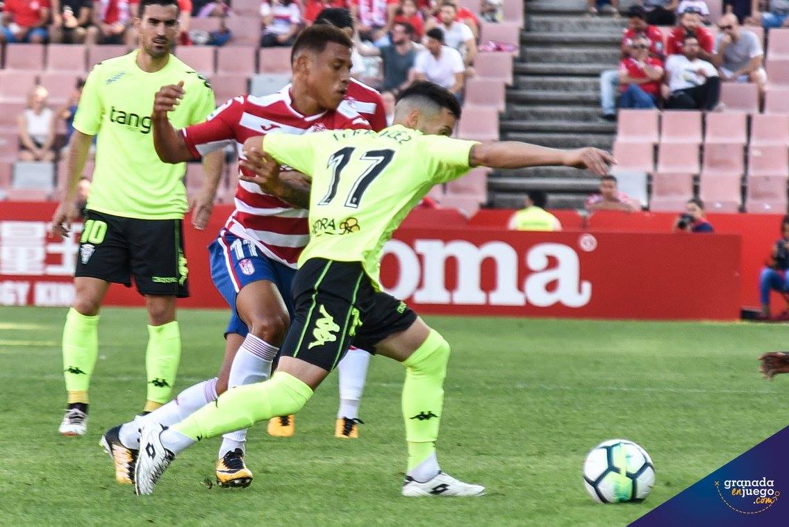 Machís, en plena lucha con los defensas cordobesistas