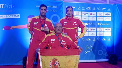 Los palistas posan con sus medallas 