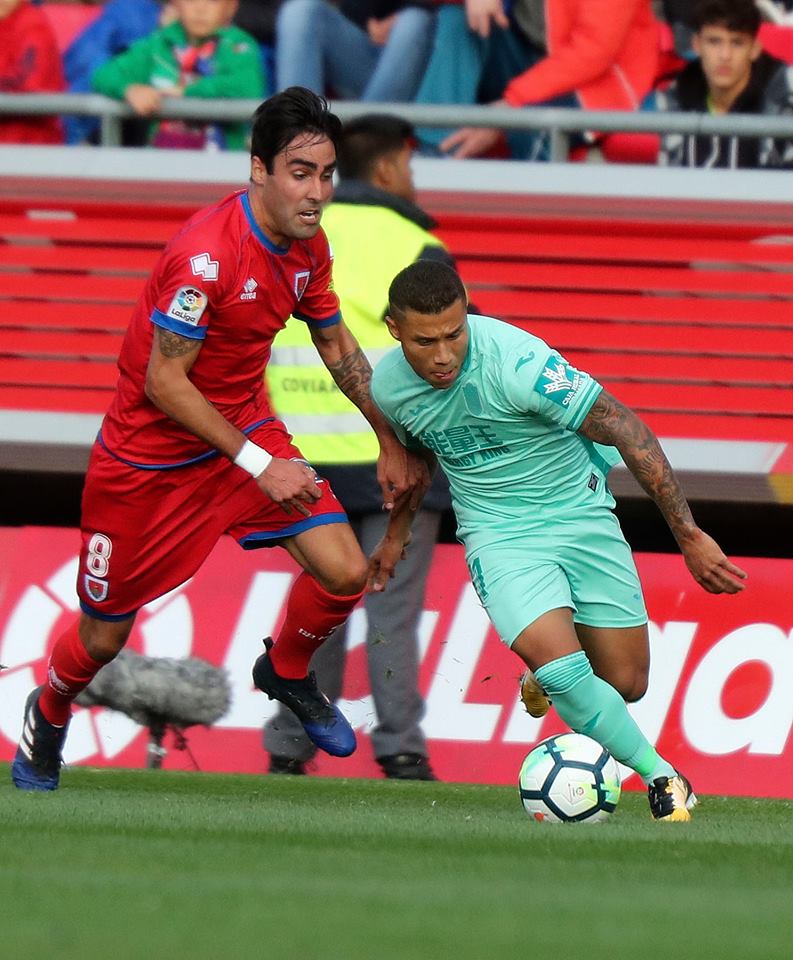 Machís se zafa de un jugador del Numancia (LOF)