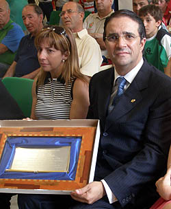 Miguel Prieto, hijo, con una placa de recuerdo