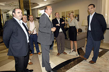 Los protagonistas antes de la reunión en el Hotel Carmen Los protagonistas antes de la reunión en el Hotel Carmen