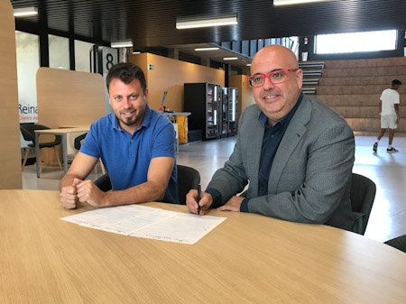 El presidente del CD Tear Ramón y Cajal, Luis Felipe, formalizando la matrícula de la jugadora del Grupo Hafesa RACA Granada, junto al director docente del CFI Reina Isabel, Dimitris Nouridis
