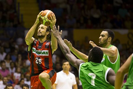 `Carlinhos` de Cobos penetra a canasta (PHOTOGRAPHERSSPORT)