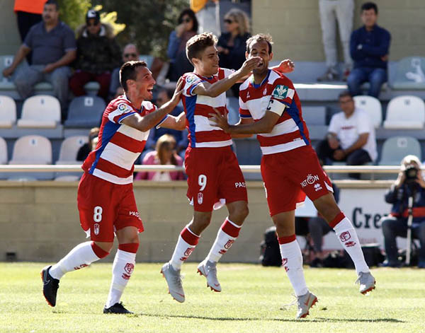 Víctor Díaz celebra el gol que ha anotado hoy junto a Pozo y San Emeterio (LA LIGA)