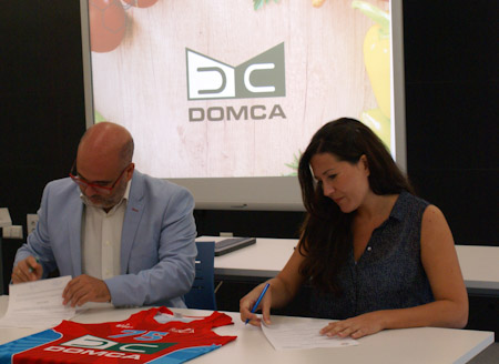 la directora ejecutiva de Domca, Ana Maroto; el presidente del CD Tear Ramón y Cajal, Luis Felipe firman el convenio (RACA) 