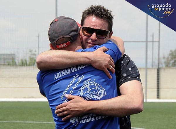 Fermín Criado abraza al técnico Rafa Fernández (ARCHIVO)