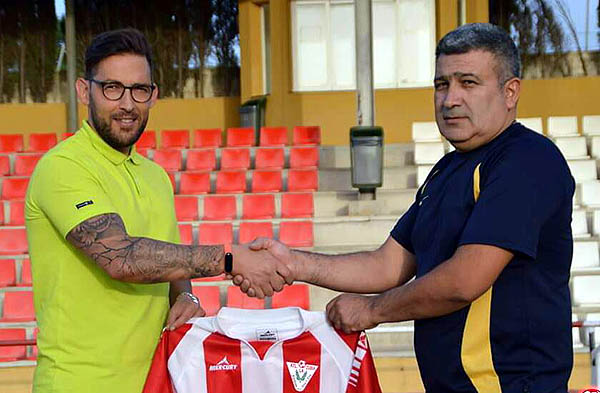 Josemi Ortiz estrecha la mano de Gustavo Morales, presidente del At. Zubia