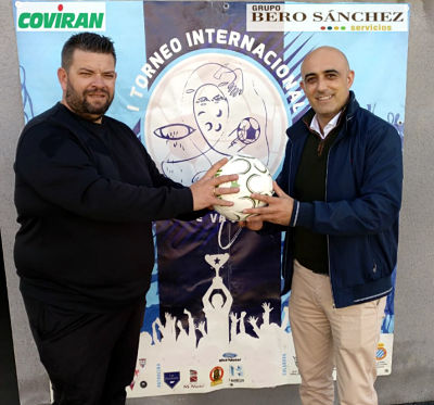 Francis Cortacero, presidente del Espanyol Nazarí, junto a José Manuel Molina, alcalde de Fuente Vaqueros