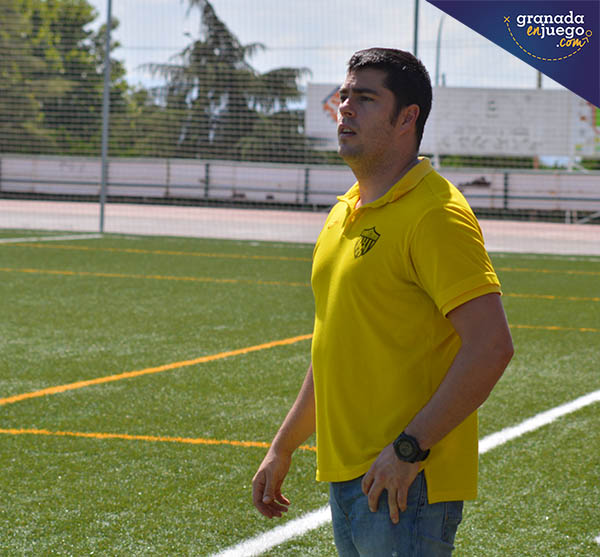 Rafa Callejas, entrenador del FC Cubillas, durante un partido (GRJ)