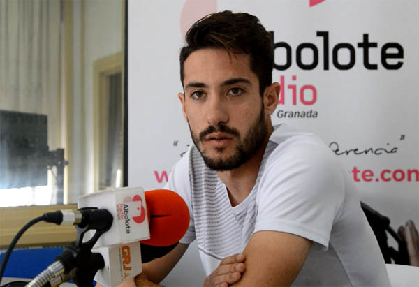 Esteban Ruiz, jugador del Agroisa Huétor Tájar, en los estudios de Radio Albolote (GRJ)